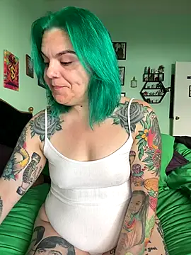 Snapshot of CherryBombBomb chatting on 10.09.25 CherryBombBomb online show from 10.09.25