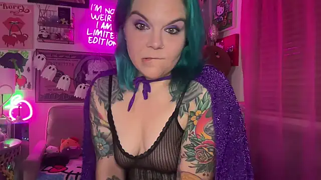 Snapshot of CherryBombBomb chatting on 10.28.25 CherryBombBomb online show from 10.28.25