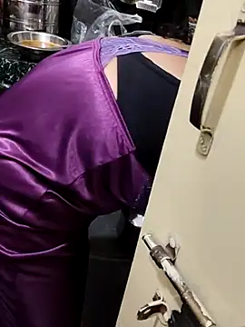 Snapshot of Januhot18 chatting on 02.18.25 Januhot18 online show from 02.18.25