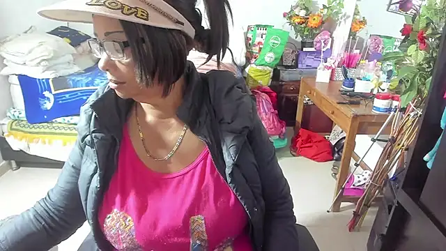 Snapshot of Mrs_mommy_ chatting on 09.27.25 Mrs mommy online show from 09.27.25