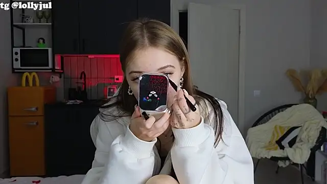 Snapshot of doll_lol_ chatting on 10.06.25 doll lol online show from 10.06.25