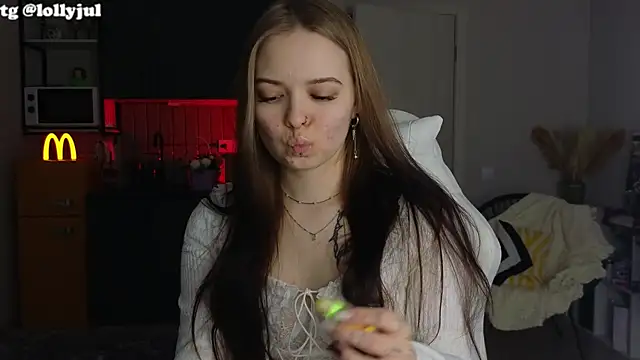 Snapshot of doll_lol_ chatting on 10.15.25 doll lol online show from 10.15.25