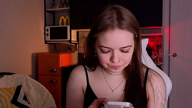 Snapshot of doll_lol_ chatting on 12.03.25 doll lol online show from 12.03.25