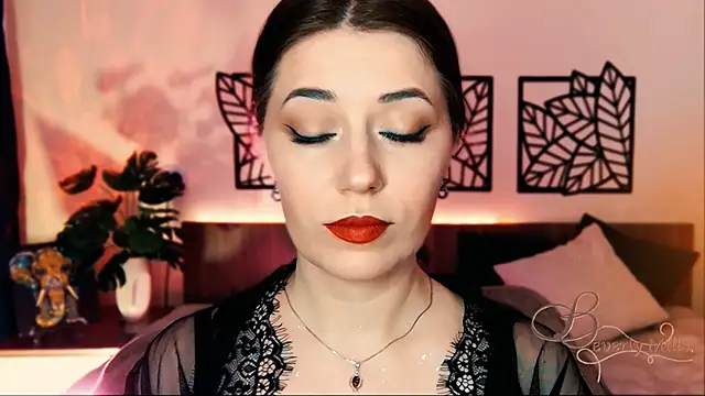 Snapshot of MissBeverlyMills chatting on 03.09.25 MissBeverlyMills online show from 03.09.25