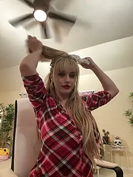 Snapshot of RoxxyDallas chatting on 12.22.24 RoxxyDallas online show from 12.22.24