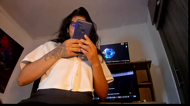 Snapshot of kaamilah chatting on 10.15.25 kaamilah online show from 10.15.25
