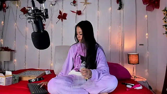 Snapshot of thamaral1 chatting on 12.15.24 thamaral1 online show from 12.15.24