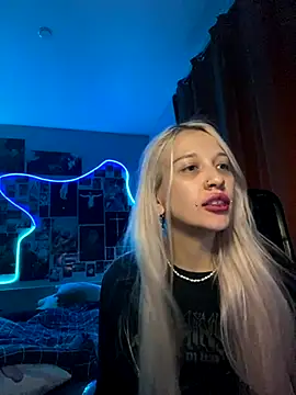 Snapshot of Dooubletroublee chatting on 09.17.25 Dooubletroublee online show from 09.17.25