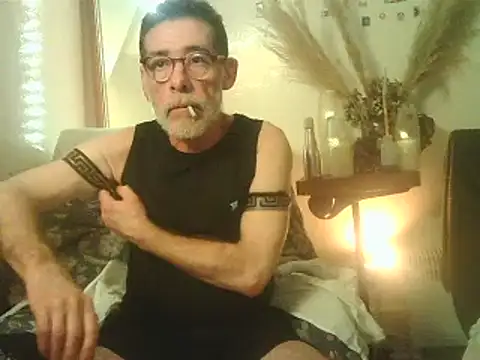 Snapshot of DaddyQuimHot chatting on 12.25.24 DaddyQuimHot online show from 12.25.24