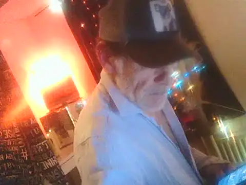 Snapshot of DaddyQuimHot chatting on 03.19.25 DaddyQuimHot online show from 03.19.25