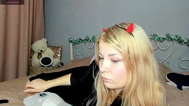 Snapshot of Leila_purr18 chatting on 12.14.24 Leila purr18 online show from 12.14.24