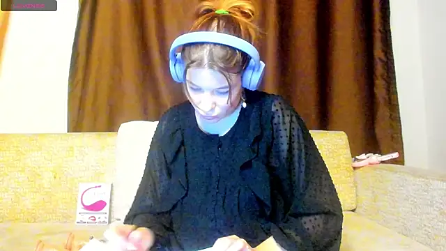 Snapshot of Leila_purr18 chatting on 09.27.25 Leila purr18 online show from 09.27.25