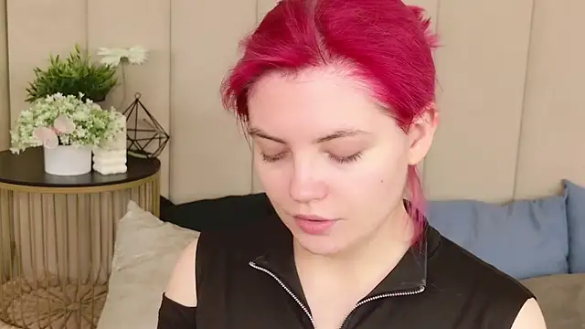 Lisa Adam online show from 12.04.25