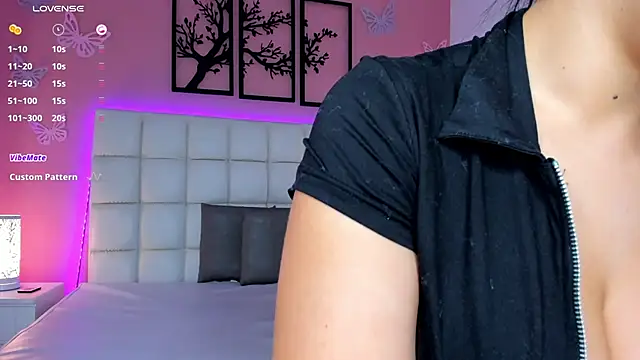 Snapshot of Emily_roux chatting on 01.04.25 Emily roux online show from 01.04.25