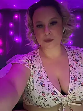 Snapshot of GinAnnTonic chatting on 12.14.24 GinAnnTonic online show from 12.14.24