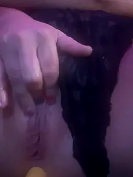 Snapshot of GinAnnTonic chatting on 10.03.25 GinAnnTonic online show from 10.03.25