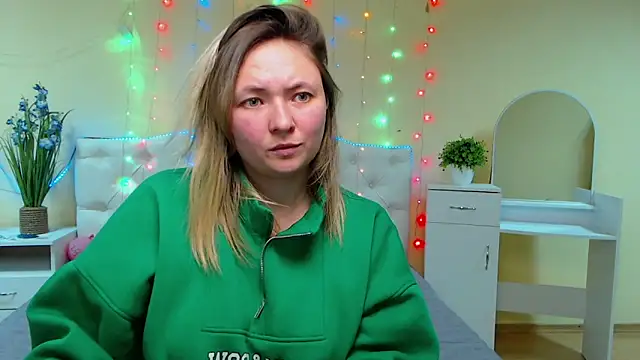 Snapshot of SallyVerda chatting on 01.30.25 SallyVerda online show from 01.30.25