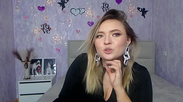 Snapshot of SallyVerda chatting on 02.09.25 SallyVerda online show from 02.09.25