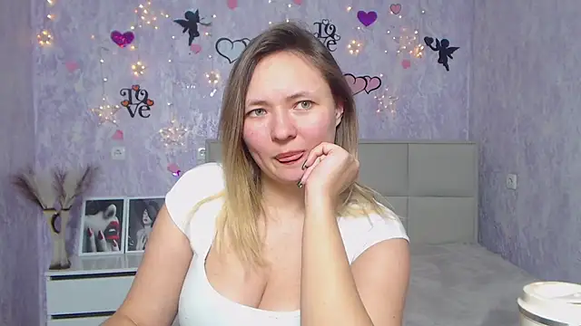 Snapshot of SallyVerda chatting on 02.13.25 SallyVerda online show from 02.13.25