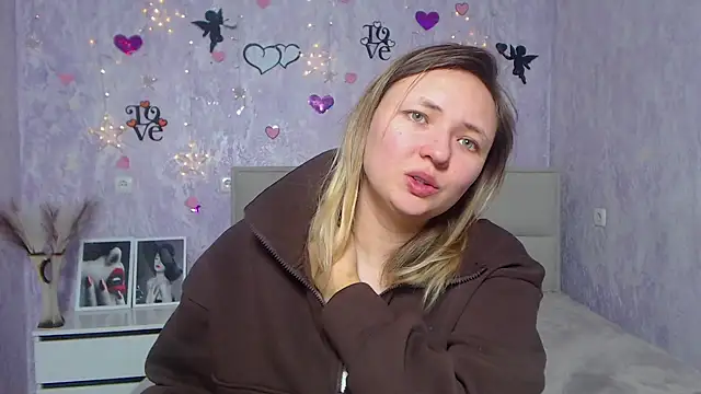 Snapshot of SallyVerda chatting on 02.13.25 SallyVerda online show from 02.13.25