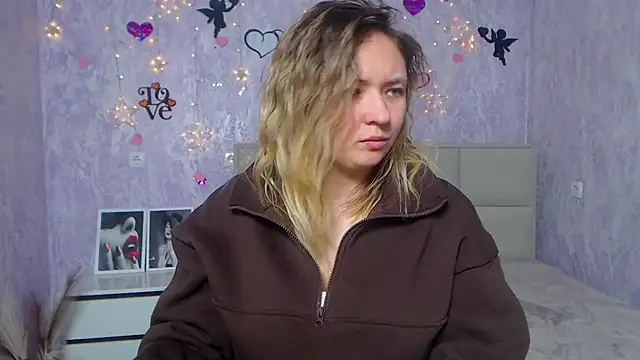 Snapshot of SallyVerda chatting on 02.21.25 SallyVerda online show from 02.21.25