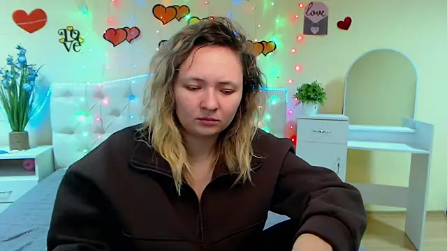 Snapshot of SallyVerda chatting on 02.27.25 SallyVerda online show from 02.27.25