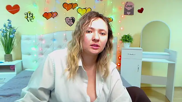 Snapshot of SallyVerda chatting on 02.28.25 SallyVerda online show from 02.28.25