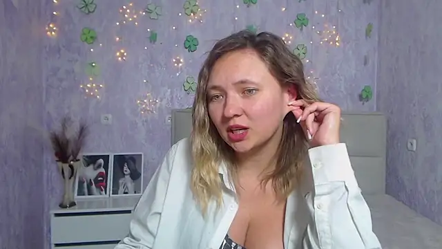 Snapshot of SallyVerda chatting on 03.18.25 SallyVerda online show from 03.18.25