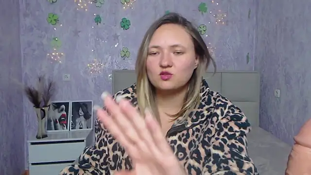 Snapshot of SallyVerda chatting on 03.21.25 SallyVerda online show from 03.21.25