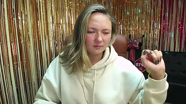 Snapshot of SallyVerda chatting on 10.12.25 SallyVerda online show from 10.12.25