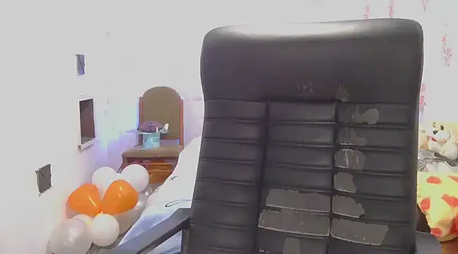 Snapshot of KittyyLaBeauty chatting on 01.22.25 KittyyLaBeauty online show from 01.22.25