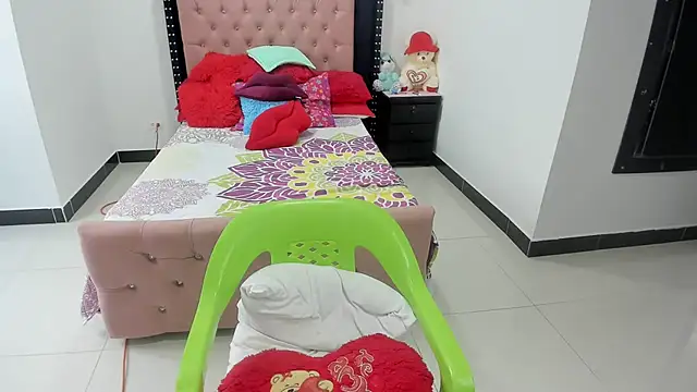 Karoline Moore online show from 01.25.25