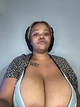 Snapshot of Mandy-101 chatting on 11.02.25 Mandy-101 online show from 11.02.25