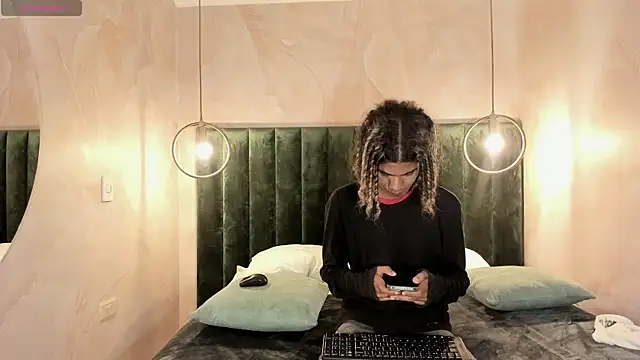 Snapshot of Maxim-Walker chatting on 01.31.25 Maxim-Walker online show from 01.31.25