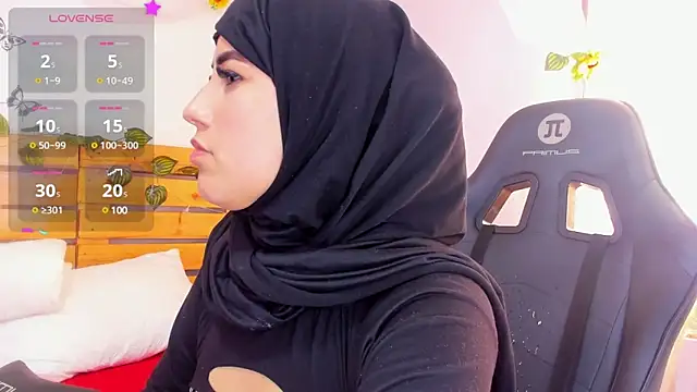 Snapshot of amira_nazer chatting on 02.25.25 amira nazer online show from 02.25.25