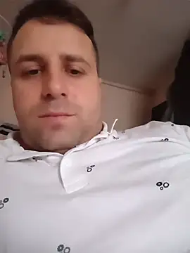 Snapshot of LucianM6 chatting on 11.20.25 LucianM6 online show from 11.20.25