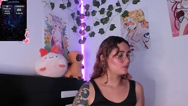 Snapshot of Violette-Ramirez01 chatting on 01.14.25 Violette-Ramirez01 online show from 01.14.25