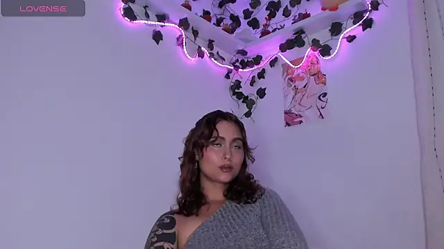 Snapshot of Violette-Ramirez01 chatting on 03.04.25 Violette-Ramirez01 online show from 03.04.25
