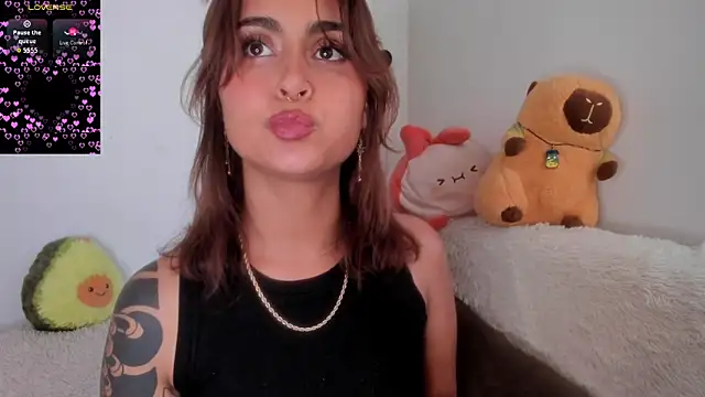 Snapshot of Violette-Ramirez01 chatting on 10.06.25 Violette-Ramirez01 online show from 10.06.25