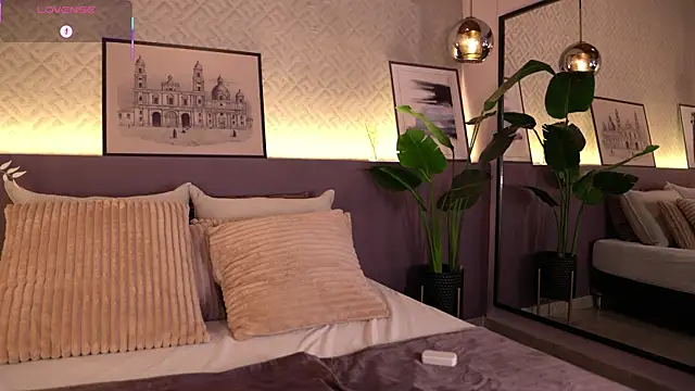 Snapshot of ElleDiane chatting on 09.09.25 ElleDiane online show from 09.09.25