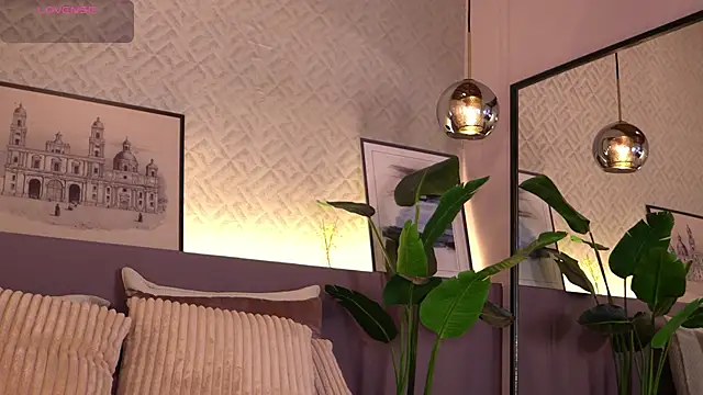 Snapshot of ElleDiane chatting on 09.22.25 ElleDiane online show from 09.22.25