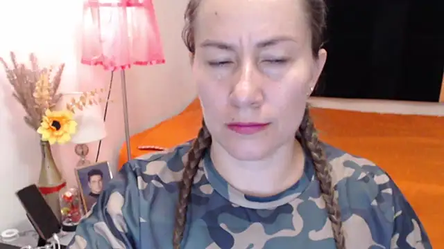 Snapshot of CATRINA-83 chatting on 09.22.25 CATRINA-83 online show from 09.22.25
