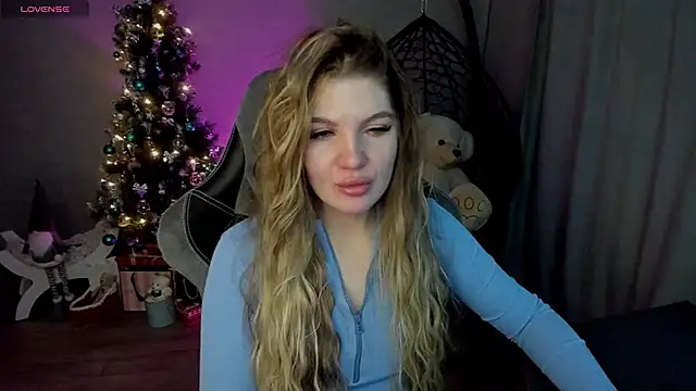 Snapshot of lily_williamss chatting on 12.14.24 lily williamss online show from 12.14.24