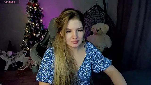 Snapshot of lily_williamss chatting on 12.23.24 lily williamss online show from 12.23.24