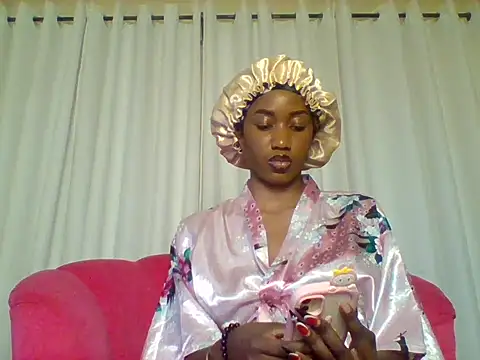 Queeen model online show from 10.06.25
