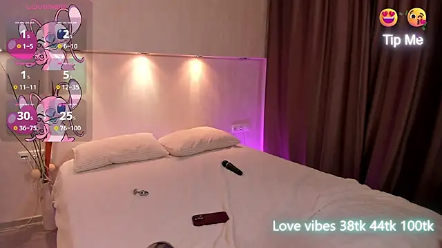 Snapshot of Tracy-Taylor chatting on 03.10.25 Tracy-Taylor online show from 03.10.25