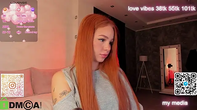 Snapshot of Tracy-Taylor chatting on 10.09.25 Tracy-Taylor online show from 10.09.25