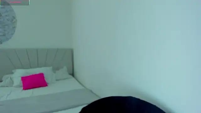 Snapshot of IsabelaVanegas_ chatting on 10.27.25 IsabelaVanegas  online show from 10.27.25