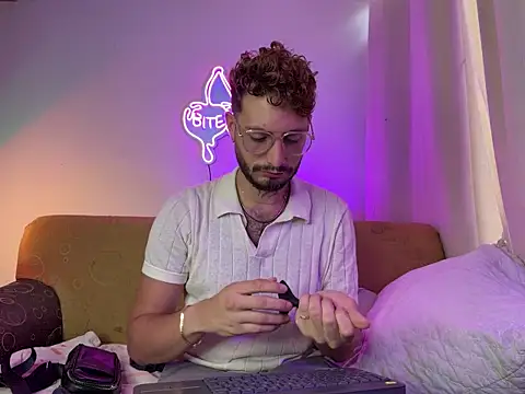 Snapshot of axel_giracr chatting on 10.15.25 axel giracr online show from 10.15.25