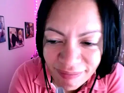 Snapshot of Cristal_w chatting on 12.18.24 Cristal w online show from 12.18.24